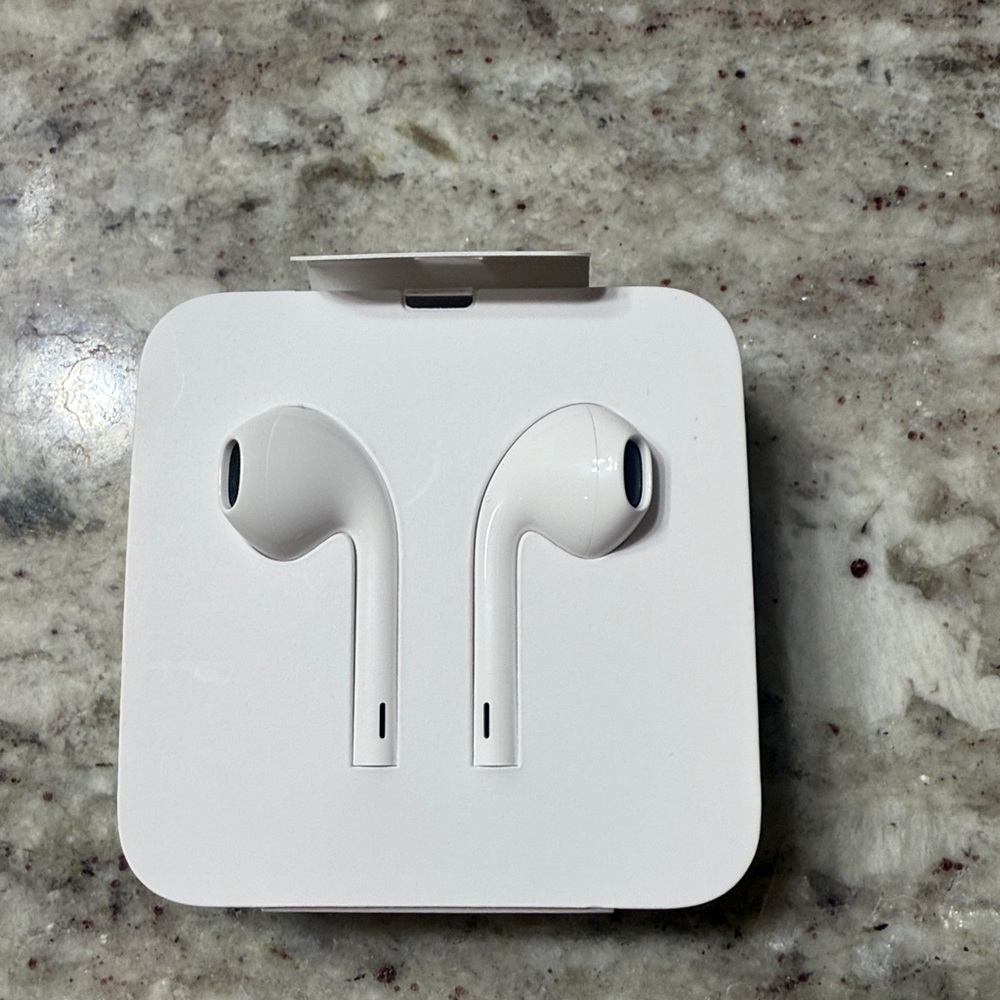 NWT - Apple earbuds with headphone adapter